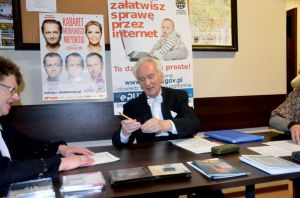 Juliusz Adamowski presents publishing output of the Society and accepts declarations of joining TiFL by new members.  <br> Photo by Waldemar Marzec.
